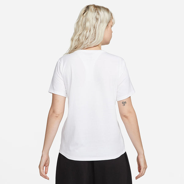 Nike Women's Sportswear Club Essentials T-Shirt
