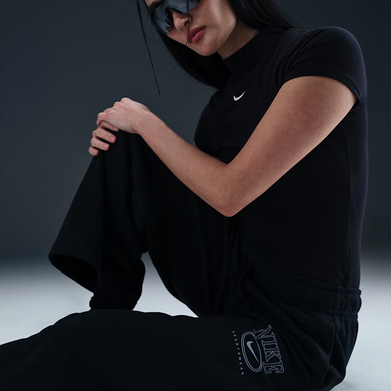 Nike Women's Sportswear Club Fleece Mid-Rise-Wide Leg Graphic Pants