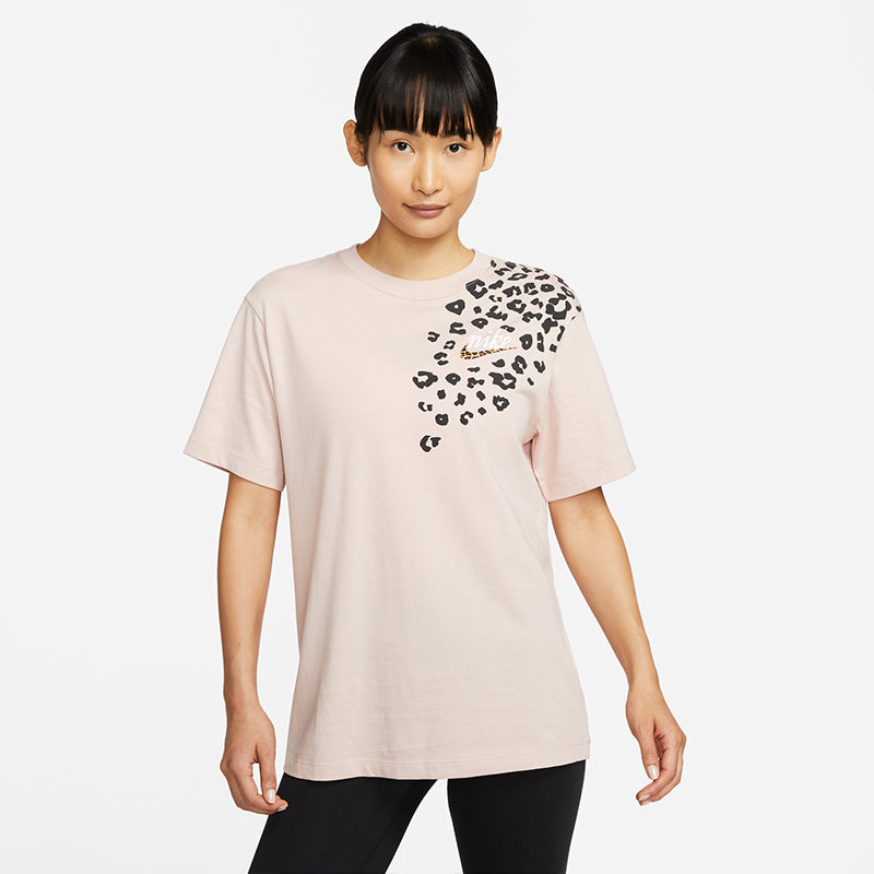 Nike Women's Sportswear Boyfriend Fit T-Shirt.