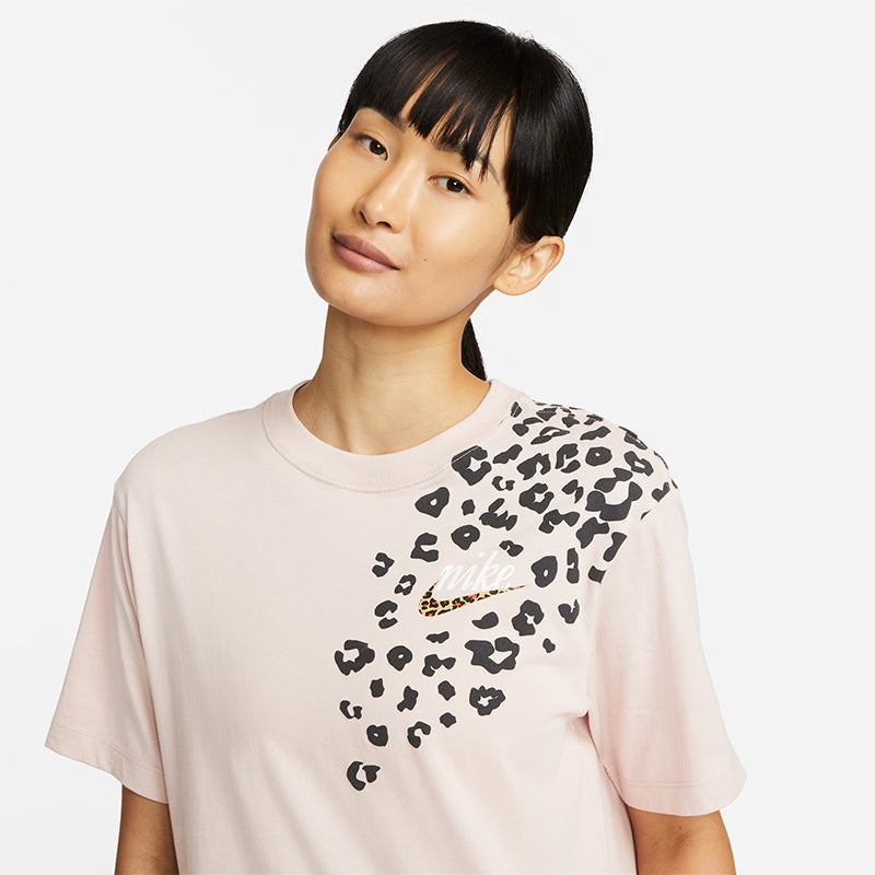 Nike Women's Sportswear Boyfriend Fit T-Shirt.