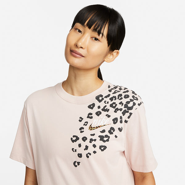 Nike Women's Sportswear Boyfriend Fit T-Shirt.