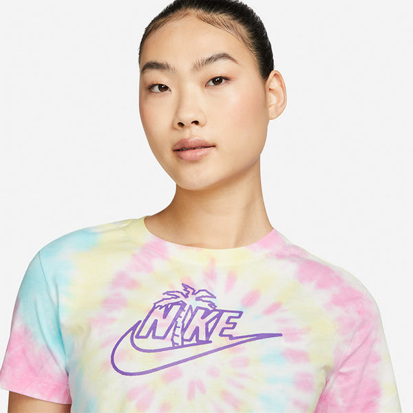 Nike Women's Sportswear Cropped T-Shirt.
