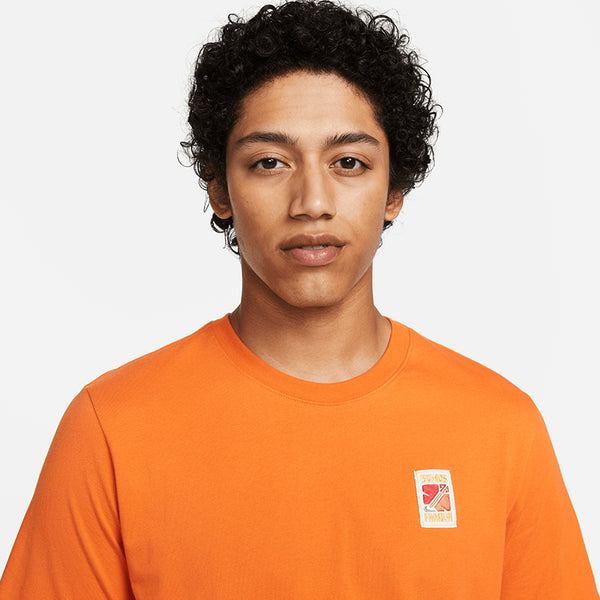 Nike Men's Sportswear Somos Familia T-Shirt