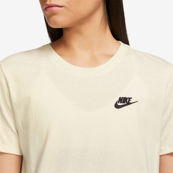 Nike Women's Sportswear Club Essentials T-Shirt
