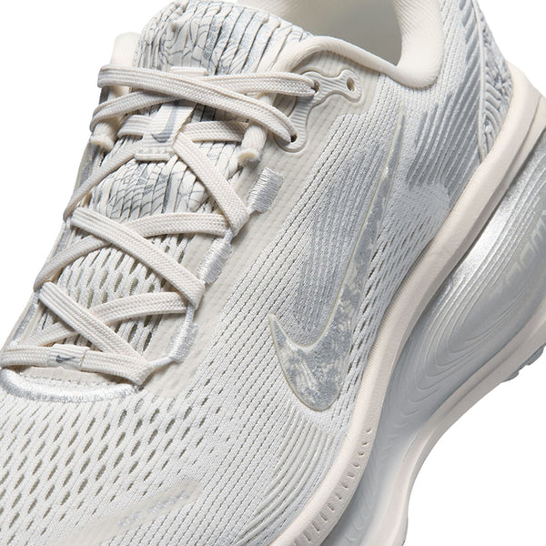Nike Women's Vomero 18 SE