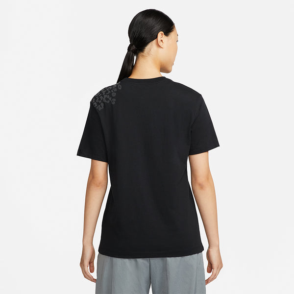 Nike Women's Sportswear Boyfriend Fit T-Shirt.