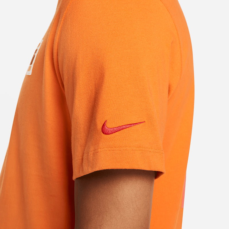 Nike Men's Sportswear Somos Familia T-Shirt
